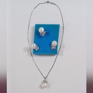 Set of freshwater pearls 5 micron settings & tarzanite diamond.